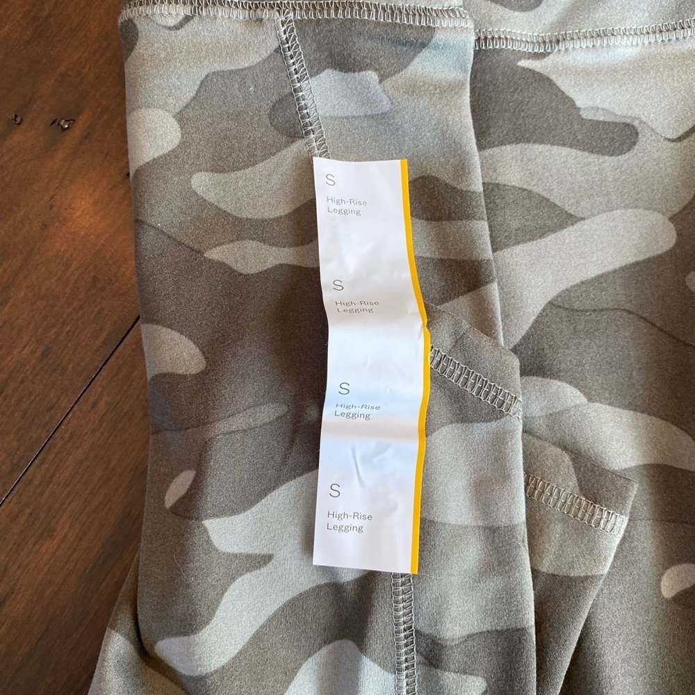 WILD FABLE Women's High Rise Classic Camo Print Leggings, Small - Picture 3 of 6